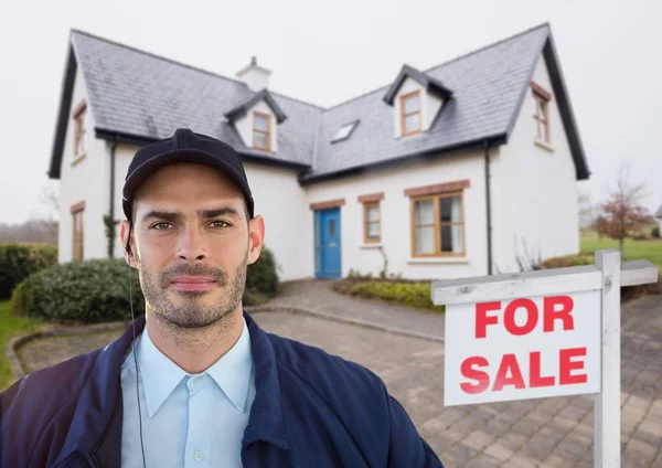 Retrato de guarda de segurança em pé contra casa — Fotografia de Stock