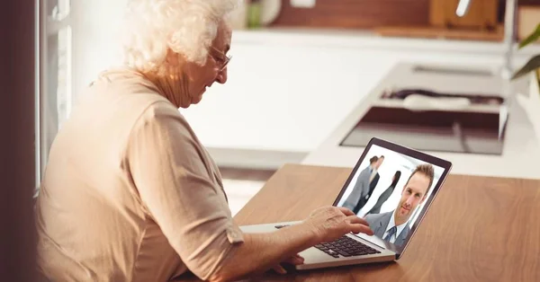 Senior kvinnevideokonferanse på Laptop – stockfoto