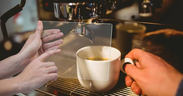 Mains prenant une photo de café — Photo