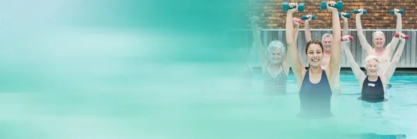 Oude mensen uitoefenen in zwembad — Stockfoto