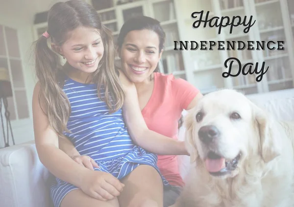 Lachende gezin voor de dag van de onafhankelijkheid — Stockfoto