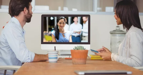 Бизнес-люди, проводящие видеоконференции — стоковое фото