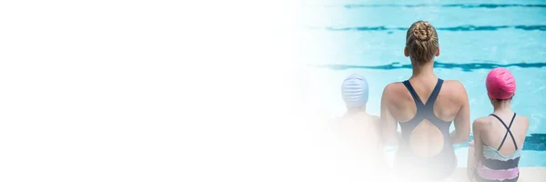 Femme avec enfants à la piscine — Photo