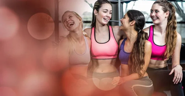 健康的年轻女性在健身房中微笑 — 图库照片