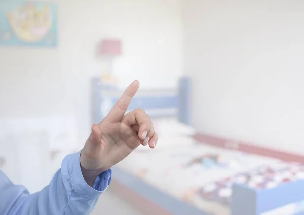 Mano tocando aire con la habitación de los niños — Foto de Stock