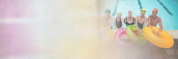 Alte Menschen im Schwimmbad — Stockfoto