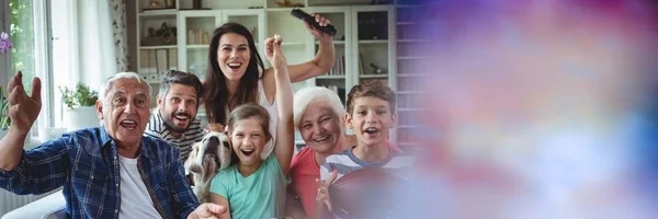 Família rindo no sofá — Fotografia de Stock