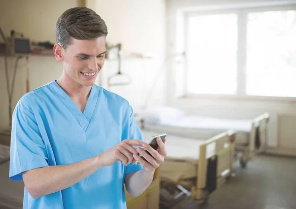 Doctor en teléfono móvil en la habitación del hospital — Foto de Stock