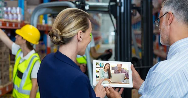 Business mensen video-conferencing op tablet-Pc in magazijn — Stockfoto