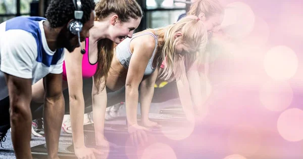 Amigos y amigas haciendo ejercicio en el gimnasio — Foto de Stock