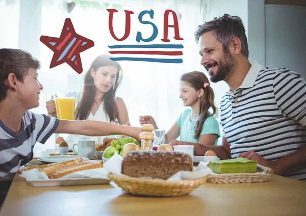 Familie zitten rond een tafel voor 4 juli diner — Stockfoto