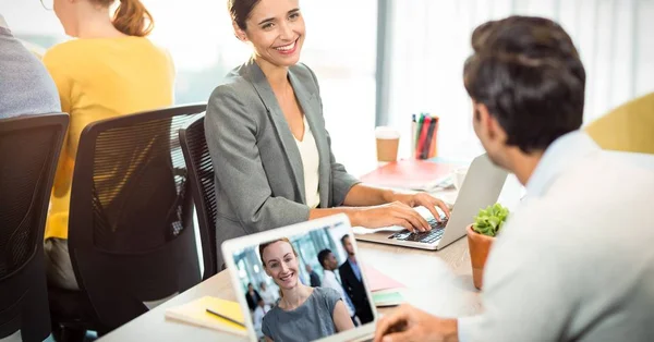 Geschäftsmann-Videokonferenzen beim Anblick von Führungskräften im Büro — Stockfoto