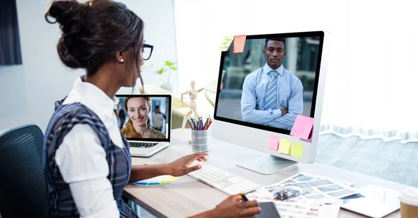 Üzletasszony video értekezlet-ra számítógép-ban Hivatal — Stock Fotó