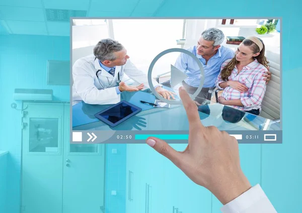 Ruka se dotýká lékař Video Player — Stock fotografie