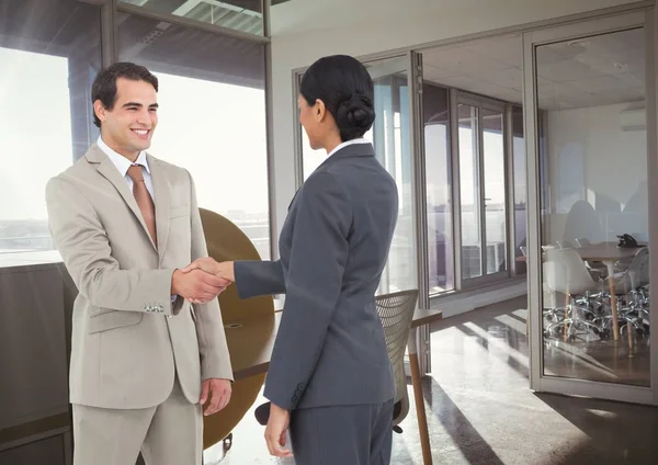 オフィスでのビジネスの男性と女性の手を振る — ストック写真