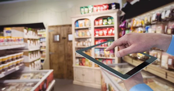 Mão tirando foto com tablet PC no supermercado — Fotografia de Stock