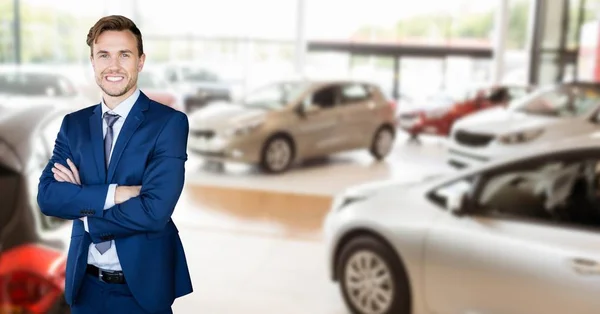 Glücklicher Verkäufer steht im Autohaus — Stockfoto