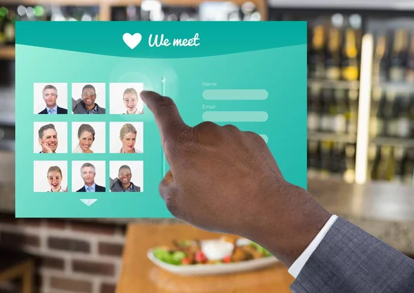 数字复合式手触式社交媒体在酒吧中的应用界面 — 图库照片