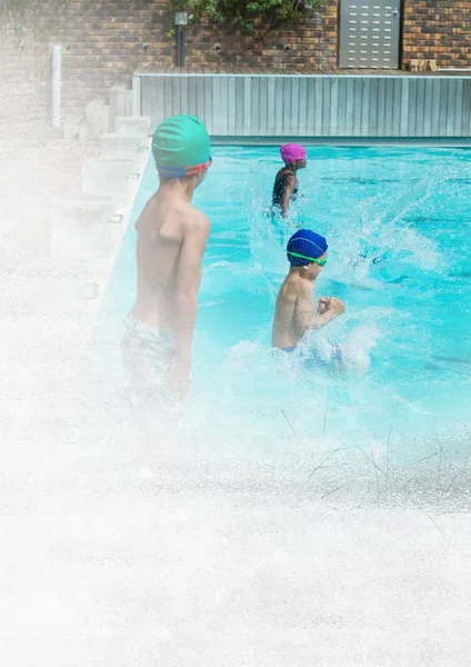 Enfants sautant dans la piscine — Photo