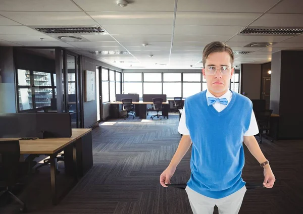 Triste joven con el bolsillo vacío — Foto de Stock