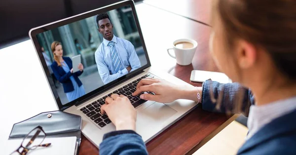 Kobieta interesu wideokonferencji na laptopie — Zdjęcie stockowe