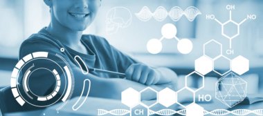 Masa başında oturan öğrenci