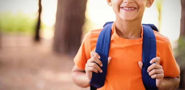 Niño llevando mochila — Foto de Stock