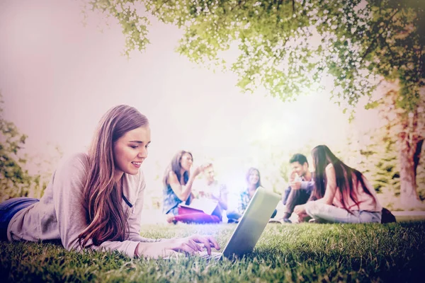 Student pomocí její laptop mimo — Stock fotografie