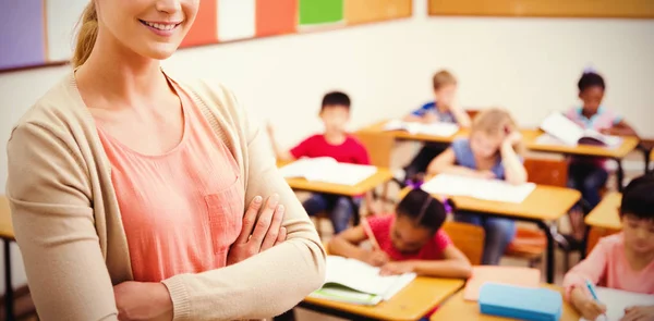 Hübsche Lehrerin lächelt im Stehen — Stockfoto