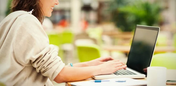 Estudiante usando laptop en la mesa de la cafetería —  Fotos de Stock