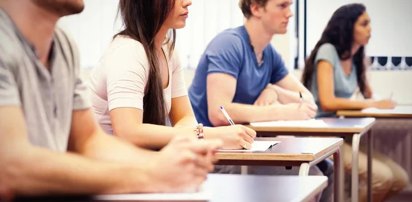 Adultes à l'écoute en classe — Photo