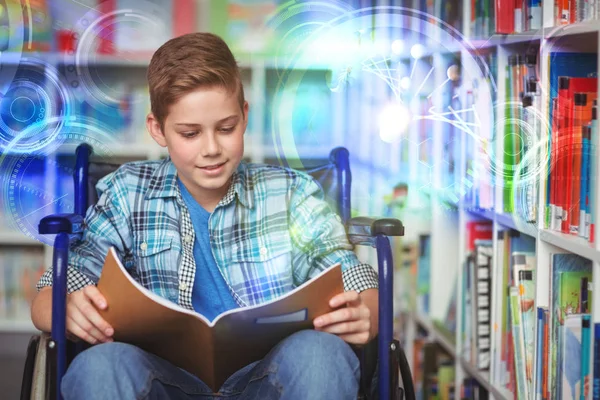 Niño en silla de ruedas libro de lectura —  Fotos de Stock