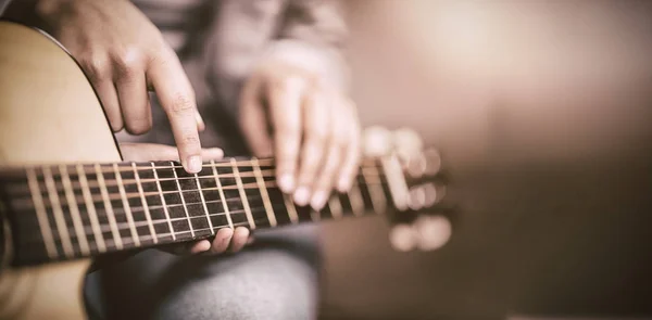 Вчитель дає уроки гітари учню — стокове фото
