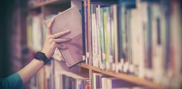 Studenten hand met smartwatch plukken boek — Stockfoto