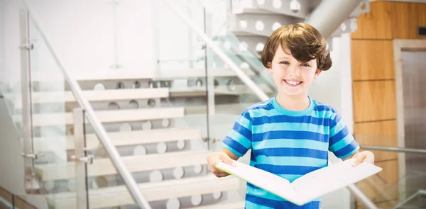 Jovem menino de pé ao ar livre — Fotografia de Stock