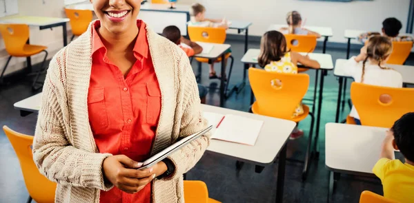Lehrer mit Tablet im Klassenzimmer — Stockfoto