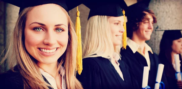 Afgestudeerde volgende aan haar vrienden poseren — Stockfoto