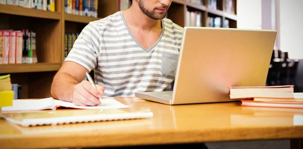 Student som studerar i biblioteket — Stockfoto