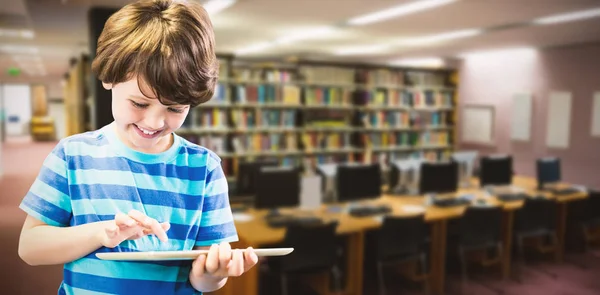 Estudante com tablet digital na escola — Fotografia de Stock