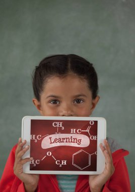 Kız holding tablet ile okul kutsal kişilerin resmi 