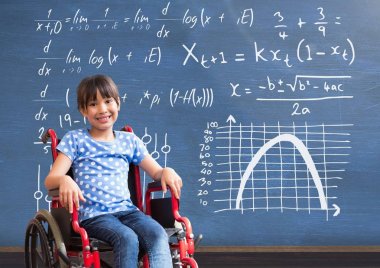 Blackboard matematik denklemler önünde tekerlekli sandalyede Engelli kız