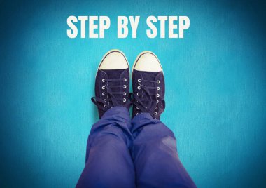 Adım adım metin ve siyah ayakkabı 