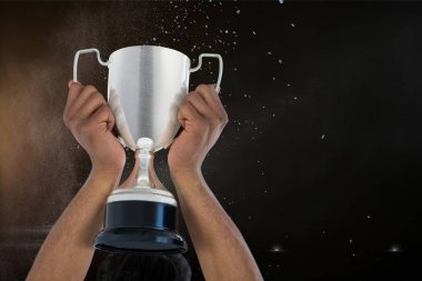 Adam elindeki kupayla