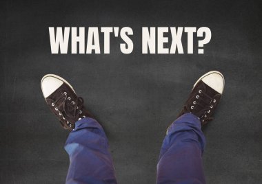 Sırada ne var? metin ve ayakları üzerinde siyah ayakkabı 