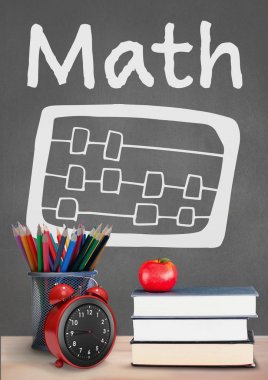 Gri yazı tahtası karşı masada kitaplar 