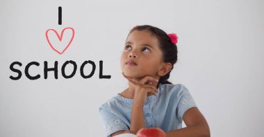 Öğrenci kız masada