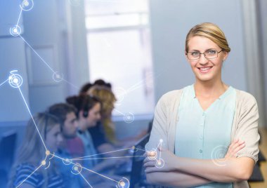 Öğretmen öğrencilerle bilgisayarları