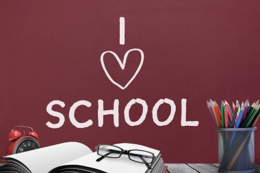 Kırmızı yazı tahtası karşı masada kitaplar 