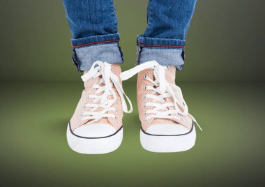 Yeşil arka plana sahip ayakları üzerinde bej Ayakkabı