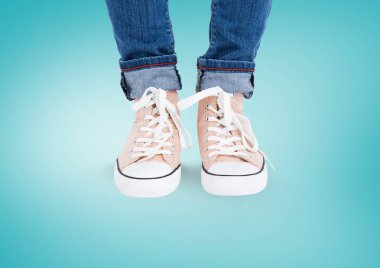 Mavi arka plan ile ayakları üzerinde bej Ayakkabı